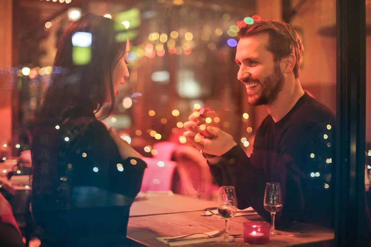man proposes to woman in restaurant