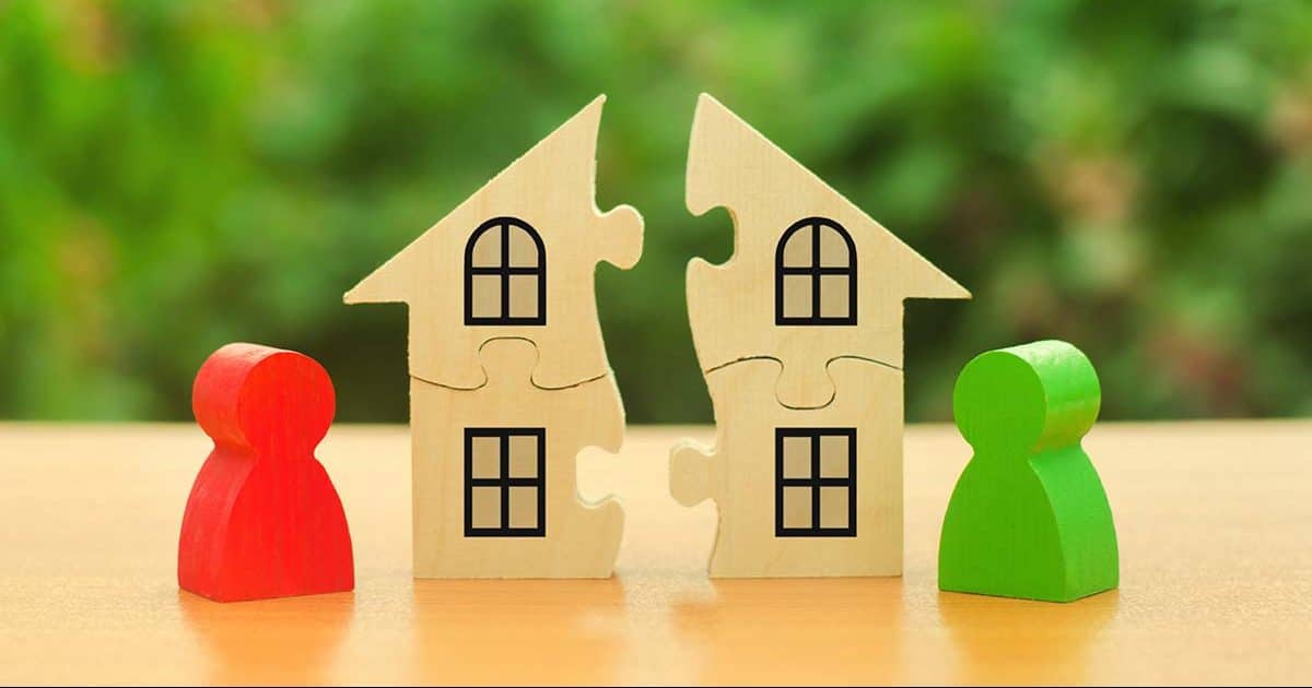 Two human figures divide a house in a divorce