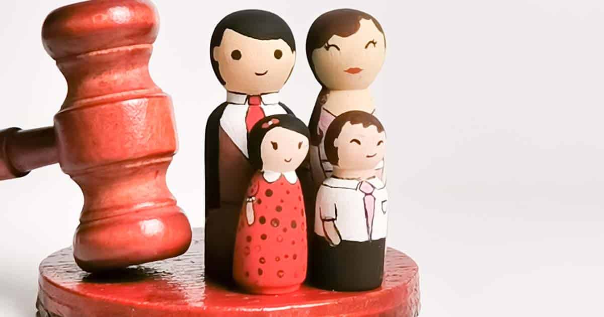 wooden dolls and gavel showing family law concept